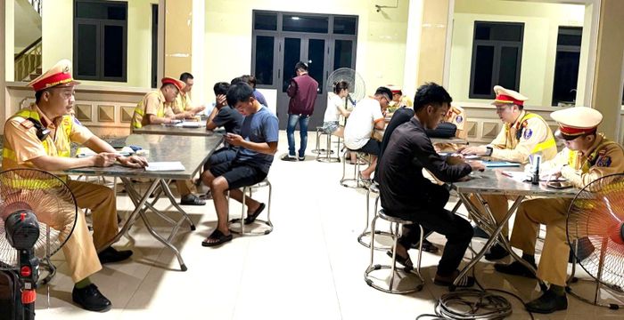 Xử lý 49 trường hợp vi phạm giao thông, phạt gần 150 triệu đồng. (Ảnh Công an Ninh Bình)