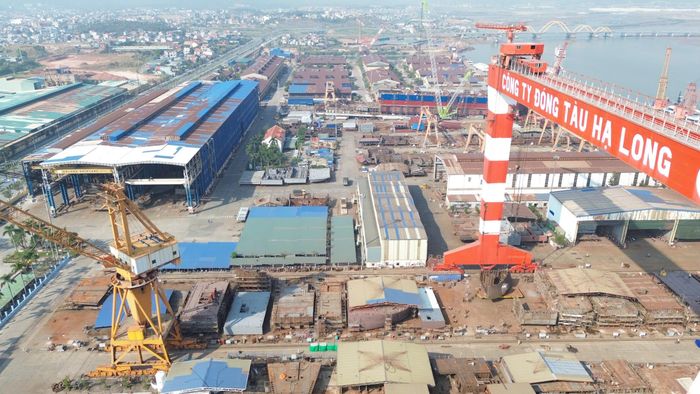 Ngày 15/11, Bộ Giao thông vận tải (nay là Bộ Xây dựng) quyết định thành lập Nhà máy Đóng tàu Hạ Long, đánh dấu bước chuyển quan trọng từ giai đoạn xây dựng sang tổ chức sản xuất.