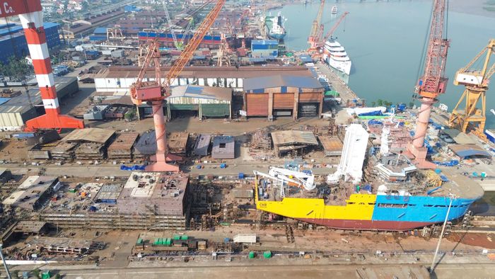 Hiện Công ty Đóng tàu Hạ Long đầu tư nhiều hạng mục trọng điểm như đà tàu 50.000 tấn, đà bán ụ 70.000 tấn, hệ thống cẩu trọng tải lớn cùng dây chuyền làm sạch, chế tạo phân đoạn tàu hiện đại, tạo nền tảng để đóng mới các sản phẩm có tải trọng và yêu cầu kỹ thuật cao.
