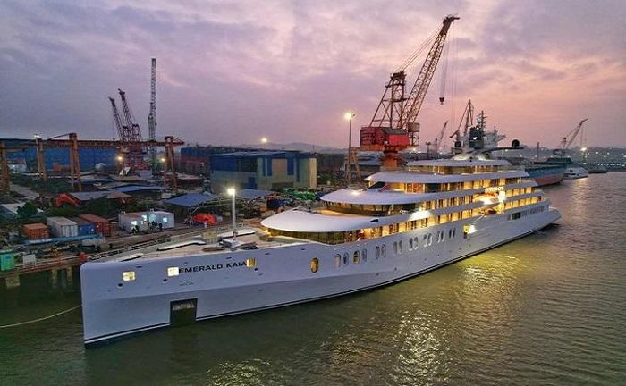Vừa qua, ngày 12/02/2026, Công ty Đóng tàu Hạ đã tổ chức Lễ bàn giao tàu khách Emerald Kaia cho chủ đầu tư là Công ty Scenic Tour. Tàu Emerald Kaia có chiều dài 120 mét, được thiết kế theo tiêu chuẩn hiện đại, đáp ứng các yêu cầu nghiêm ngặt về an toàn, kỹ thuật và môi trường. Con tàu được tối ưu hóa cho hoạt động du lịch cao cấp, mang đến không gian sang trọng, tiện nghi cùng trải nghiệm đẳng cấp cho hành khách.