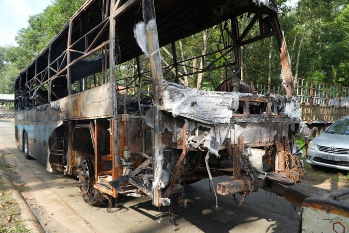 Chiếc xe bị cháy rụi chỉ còn trơ khung.