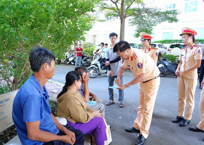 Lực lượng chức năng đến thăm hỏi động viên các gia đình có nạn nhân gặp nạn trong vụ cháy xe.