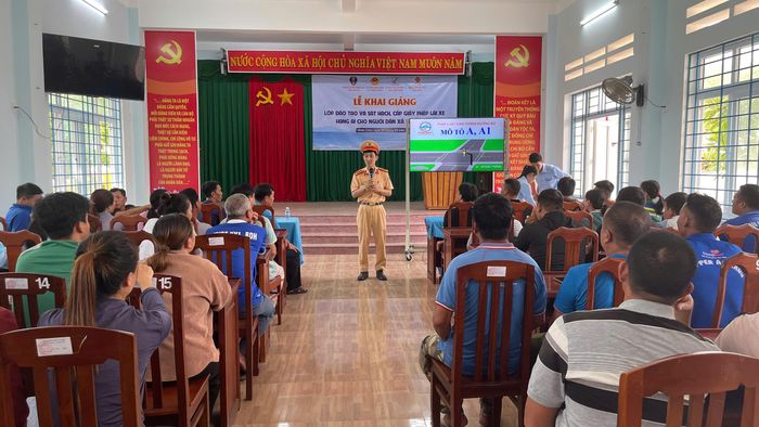 Phòng CSGT Công an tỉnh Gia Lai tuyên truyền đào tạo GPLX hạng A cho người dân xã đảo Nhơn Châu.