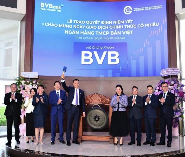 Nghi thức đánh cồng niêm yết cổ phiếu BVB của Ngân hàng TMCP Bản Việt trên sàn HOSE. Nguồn: HOSE.