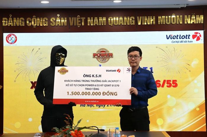 Ông K.S.H trao tặng 1,5 tỷ đồng để thực hiện các hoạt động an sinh xã hội thông qua Quỹ Tâm Tài Việt