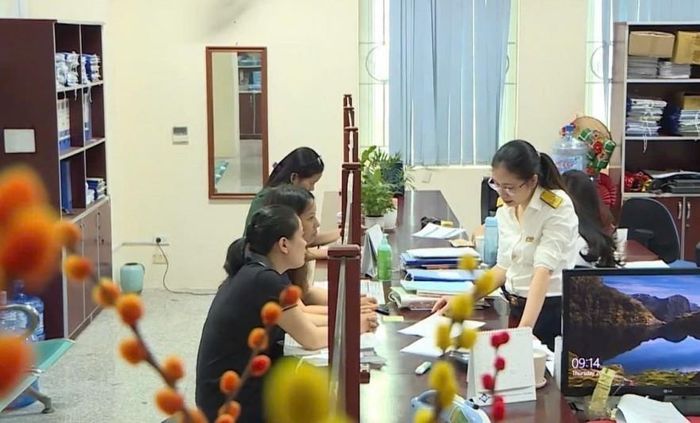 Công chức Thuế TP. Hải Phòng hỗ trợ người nộp thuế. Ảnh: CTV.
