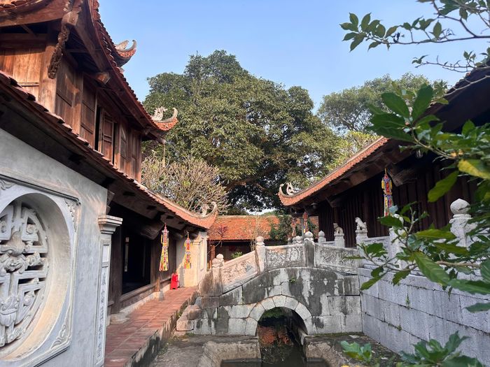 Một góc trong khuôn viên chùa Bút tháp.