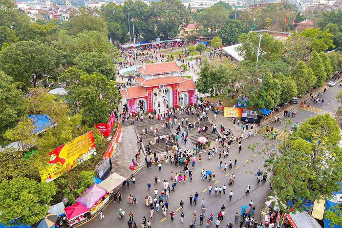 Cổng vào Hội Lim
