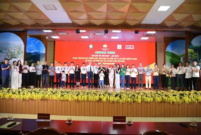 Đoàn Công tác và các đơn vị tài trợ, lãnh đạo địa phương nơi tổ chức trao quà