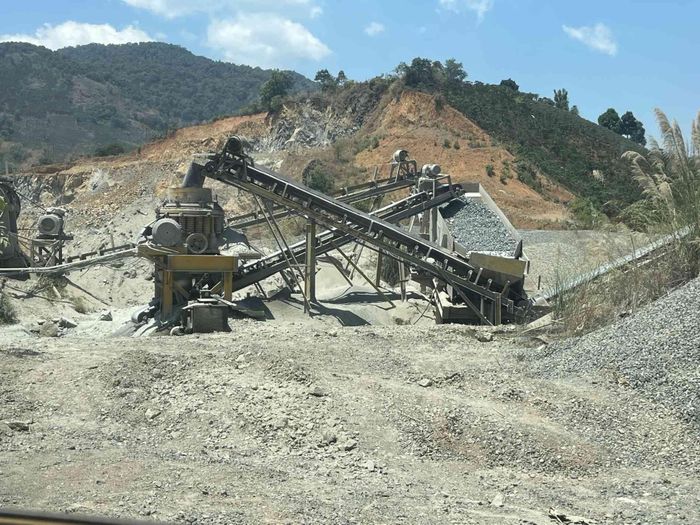 Nguồn cung vật liệu xây dựng ổn định được kỳ vọng sẽ góp phần tháo gỡ điểm nghẽn cho các dự án hạ tầng trọng điểm của Lâm Đồng và khu vực (Ảnh: C.H)