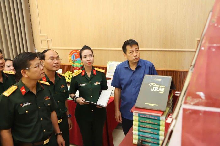 Lãnh đạo Binh đoàn 15, NXBGDVN và Thư viện Quân đội tham quan khu trưng bày tại triển lãm.