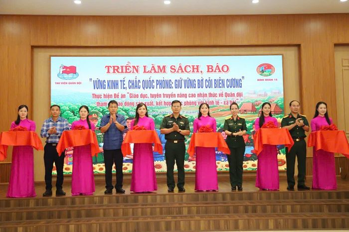 Các vị đại biểu cắt băng khai mạc triển lãm