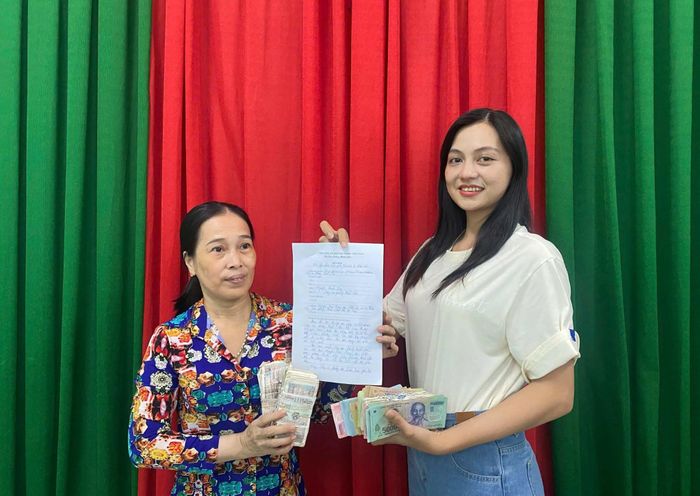 Sáng 20/7, tại Công an phường Rạch Giá, cô giáo Nguyễn Kiều Oanh trao trả tài sản lại cho chị Lê Thị Hồng Gấm. Ảnh: Phương Vũ