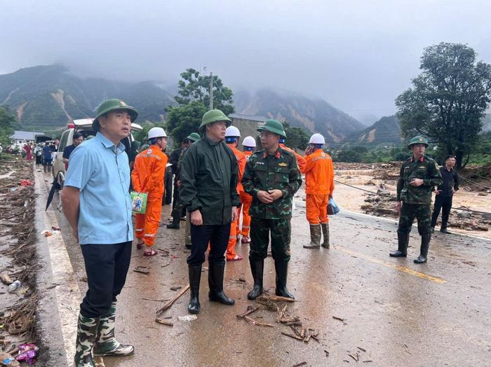 Phó Bí thư Tỉnh ủy, Chủ tịch UBND tỉnh Lai Châu Hà Quang Trung nghe lãnh đạo Bộ Chỉ huy Quân sự tỉnh báo cáo công tác khắc phục hậu quả do mưa lũ gây ra tại bản Đội 11, xã Mường Than. Ảnh: Nguyễn Đoàn