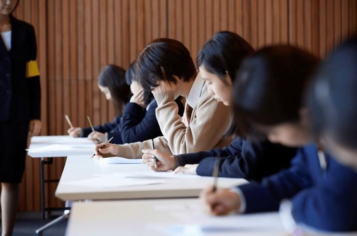 Nhiều quốc gia không xem bằng tốt nghiệp phổ thông là "tấm vé tự động" vào đại học, mà xây dựng thêm các cơ chế lựa chọn khác nhau