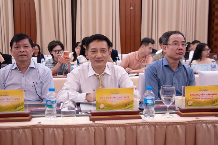 Các đại biểu tham dự họp báo.