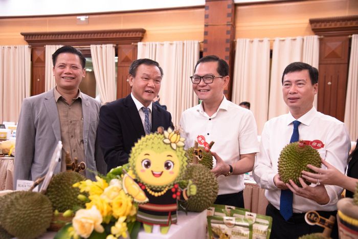 Đại biểu tham quan các sản phẩm ngành hàng sầu riêng được trưng bày trong khuôn khổ họp báo