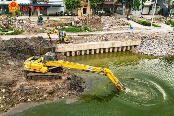 Hiện tại các đơn vị thi công tập trung nạo vét lòng sông, gia cố mái kè và xử lý nền nhằm tăng khả năng dẫn dòng