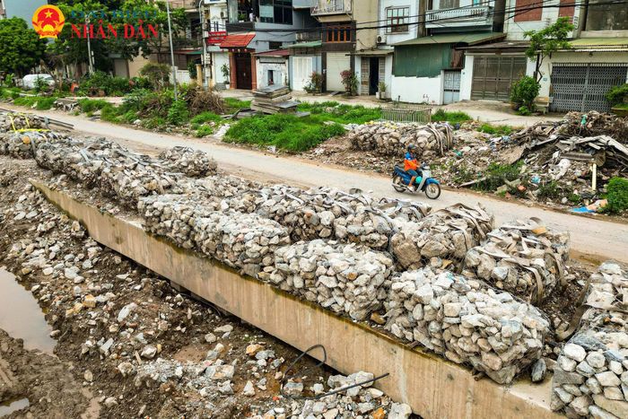 Cũng theo ghi nhận, nhiều hạng mục đã cơ bản hoàn thành, công trường vẫn còn khá ngổn ngang khi các đơn vị đang gấp rút hoàn thiện những phần việc cuối