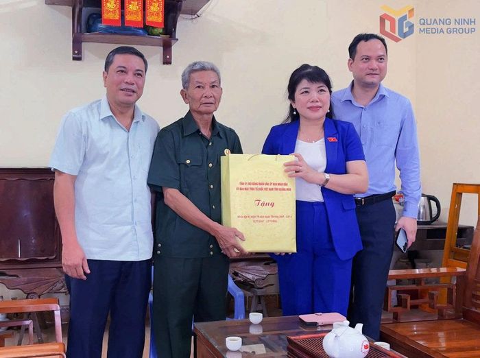 Phó trưởng Đoàn ĐBQH tỉnh Quảng Ninh Nguyễn Thị Thu Hà thăm, tặng quà thương binh Hoàng Tiến Đặng, xã Ba Chẽ