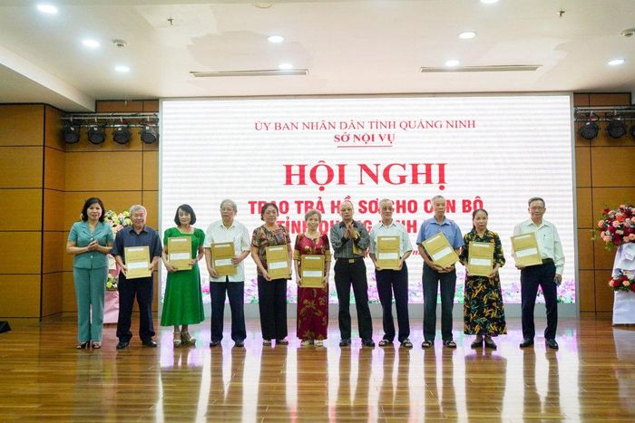 Lãnh đạo Sở Nội vụ Quảng Ninh bàn giao hồ sơ cho cán bộ, thân nhân của cán bộ đi B. Ảnh: Q.M.G