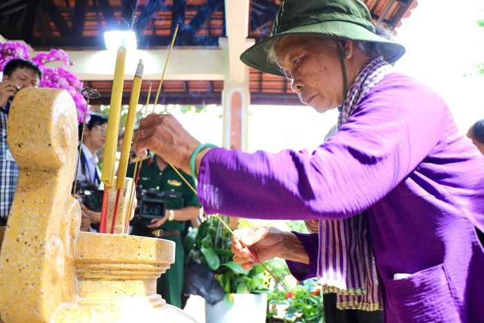 Bà Nguyễn Thị Lệ thắp nén nhang nhà bia tưởng niệm các anh hùng liệt sĩ tại công viên Lê Thị Riêng