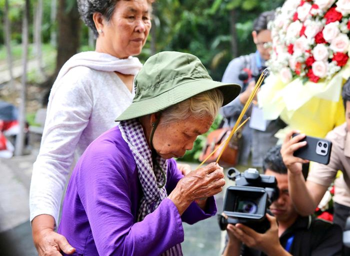 Bà Nguyễn Thị Lệ thắp nén nhang nhà bia tưởng niệm các anh hùng liệt sĩ tại công viên Lê Thị Riêng