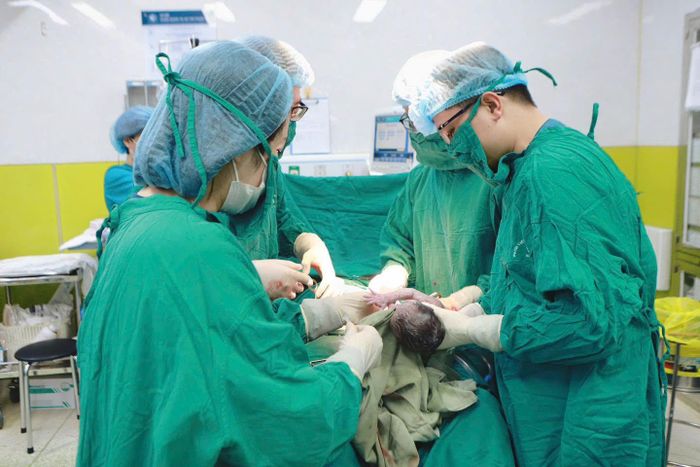 Ba em bé chào đời an toàn sau 22 ngày nỗ lực giữ thai. Ảnh: BVCC
