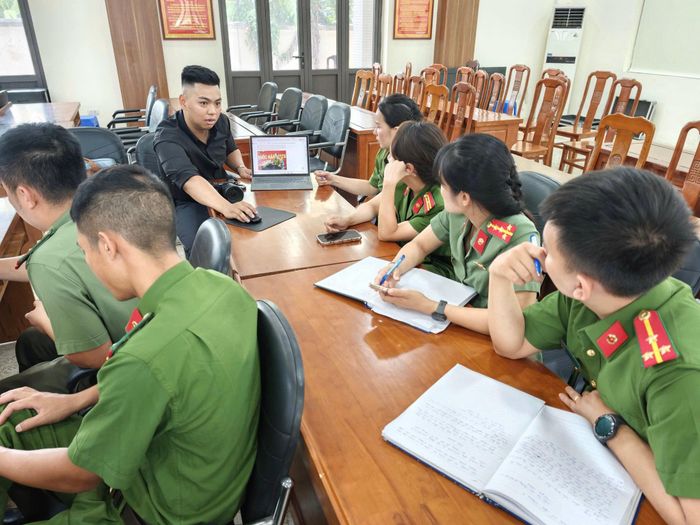 Phóng viên Báo Đại biểu Nhân dân hướng dẫn kỹ năng xử lý hậu kỳ ảnh.