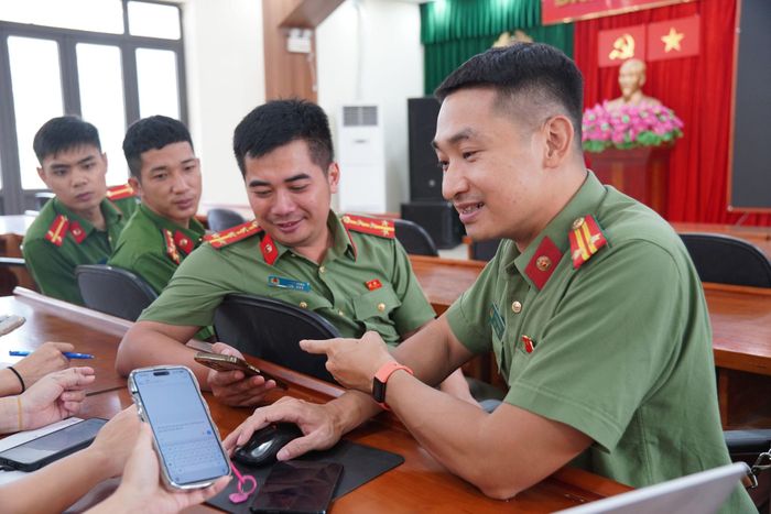 Trung tá Lê Trọng Nghĩa, cán bộ Cổng Thông tin điện tử CATP Hà Nội hướng dẫn kỹ năng xây dựng tin bài tuyên truyền.