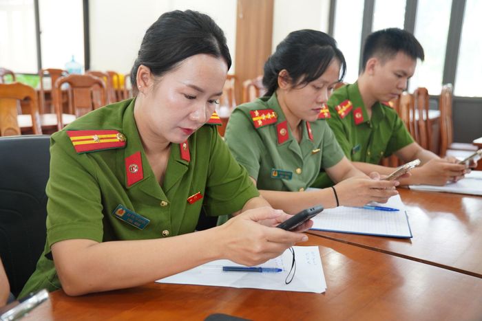 Các cán bộ, chiến sĩ Công an xã thực hành xử lý tin bài tuyên truyền.
