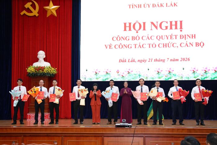 Phó Bí thư Tỉnh ủy Huỳnh Thị Chiến Hòa và Phó Chủ tịch Thường trực UBND tỉnh Hồ Thị Nguyên Thảo trao các quyết định về công tác nhân sự