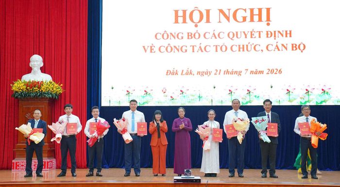 Phó Bí thư Tỉnh ủy Huỳnh Thị Chiến Hòa và Phó Chủ tịch Thường trực UBND tỉnh Hồ Thị Nguyên Thảo trao các quyết định về công tác nhân sự