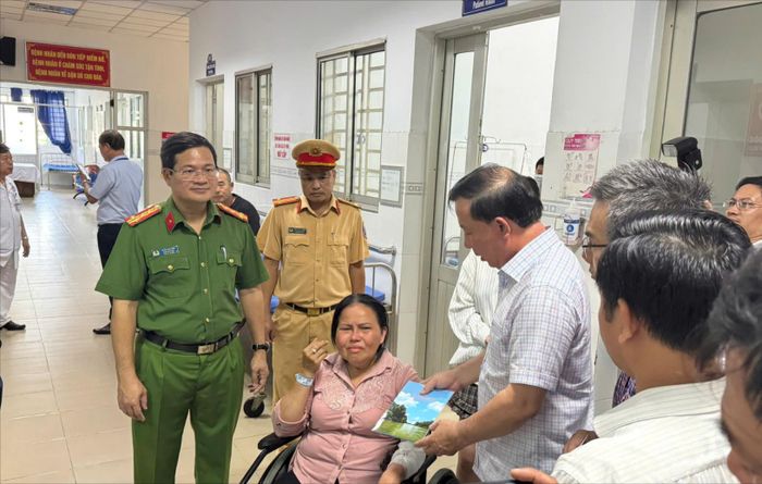 Chủ tịch UBND TP. Đồng Nai Nguyễn Văn Út trực tiếp thăm hỏi, chia sẻ và động viên các nạn nhân thoát nạn trong vụ cháy xe khách giường nằm khiến 7 người tử vong. Ảnh: Văn Dũng