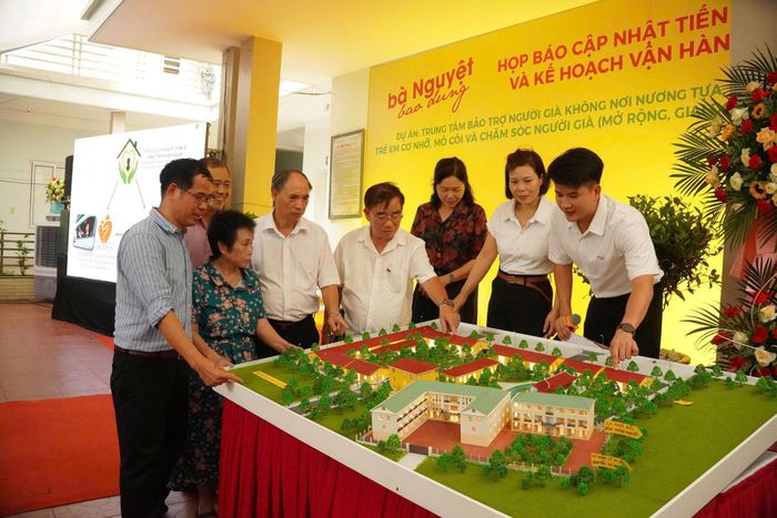 Các đại biểu nghe giới thiệu về Dự án Làng người già Bà Nguyệt Bao Dung. Ảnh: TT cung cấp