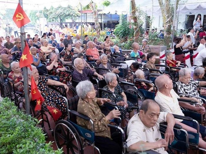 Trung tâm hiện chăm sóc thường xuyên 95 người cao tuổi và 4 trẻ em. Ảnh: Hoàng Thảo