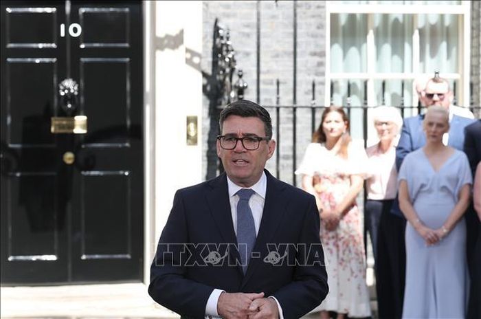 Tân Thủ tướng Anh Andy Burnham trong bài phát biểu đầu tiên trước số 10 Phố Downing, London ngày 20/7/2026. Ảnh: THX/TTXVN