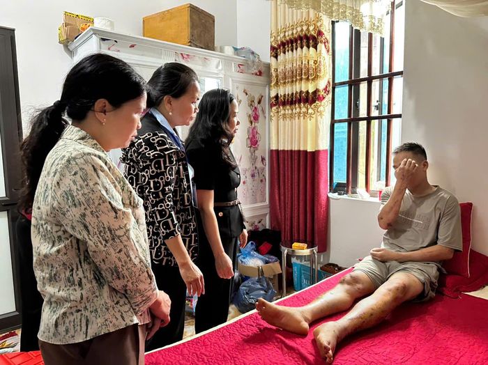 Phó Chủ tịch Thường trực HĐND tỉnh Lai Châu Tẩn Thị Quế thăm hỏi, động viên gia đình bị thiệt hại về người do mưa lũ. Ảnh: TTDN
