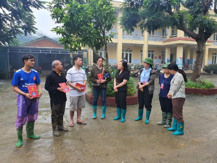 Phó Chủ tịch Thường trực HĐND tỉnh Tẩn Thị Quế trao hỗ trợ động viên các gia đình bị thiệt hại do mưa lũ. Ảnh: TTDN