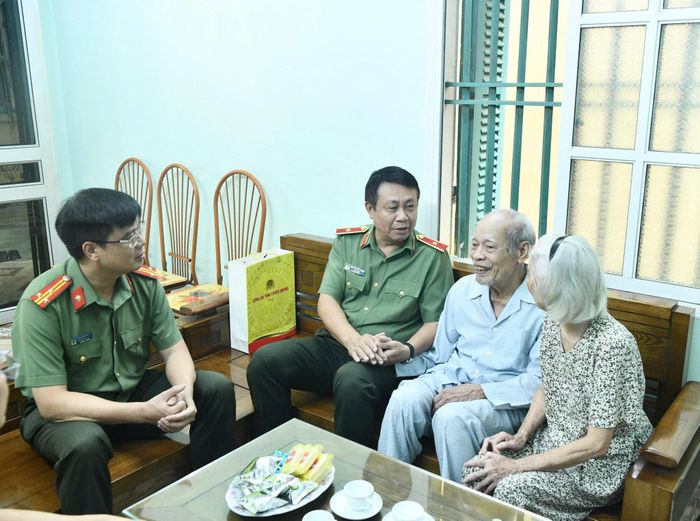 Giám đốc Công an tỉnh Thiếu tướng Nguyễn Đức Thuận thăm, tặng quà gia đình bà Ngô Phương Lan là con đẻ liệt sĩ Ngô Kỳ Mai.