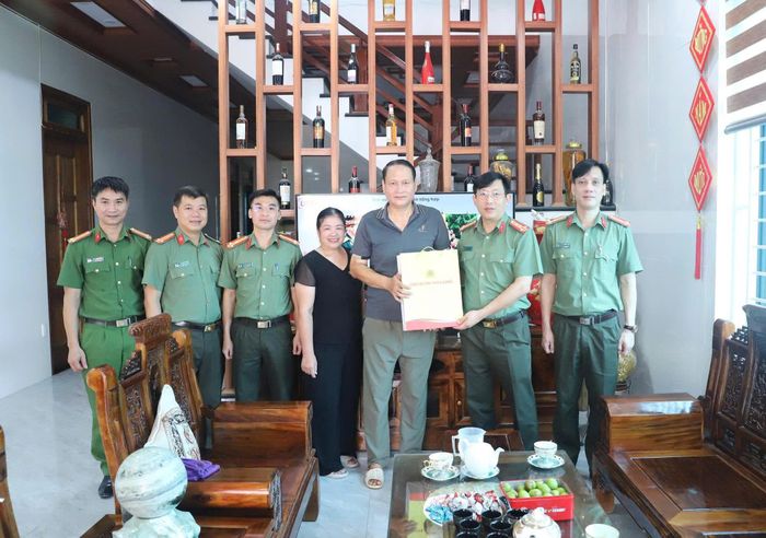 Phó Giám đốc Công an tỉnh Đại tá Lục Thế Hưng thăm, tặng quà gia đình ông Nguyễn Hữu Nam là con đẻ liệt sĩ Nguyễn Hữu Nhạc.