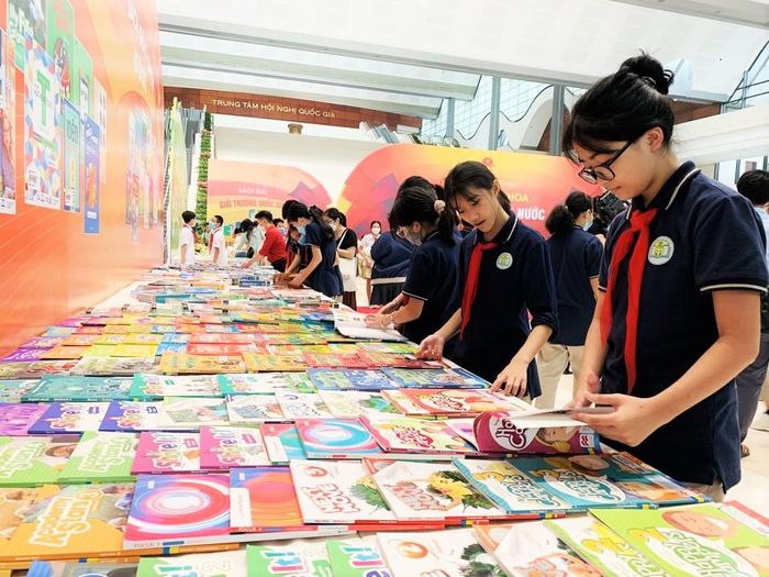 Theo Nghị quyết 71 và các chính sách của Chính phủ, từ năm học 2029-2030, học sinh trên cả nước sẽ được miễn phí sách giáo khoa (SGK) theo hình thức mượn - trả. Ảnh: The