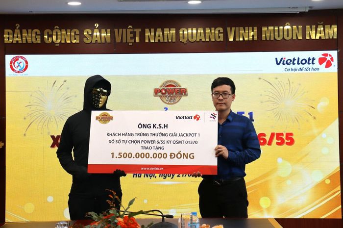 Ông K.S.H trao tặng 1,5 tỷ đồng để thực hiện các hoạt động an sinh xã hội qua Quỹ Tâm Tài Việt