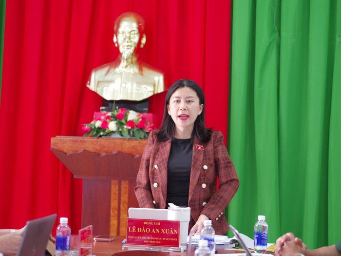 Phó Trưởng đoàn chuyên trách Đoàn ĐBQH tỉnh Lê Đào An Xuân phát biểu tại buổi khảo sát
