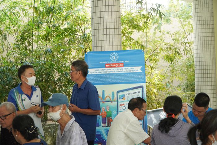 Cán bộ hưu trí cảm thấy an tâm khi nhận lương hưu qua tài khoản