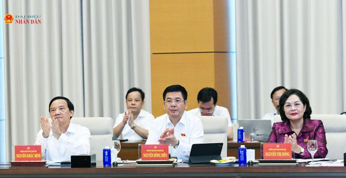 Phó Chủ tịch Quốc hội Nguyễn Khắc Định, Phó Chủ tịch Quốc hội Nguyễn Hồng Diên, Phó Chủ tịch Quốc hội Nguyễn Thị Hồng dự Hội nghị