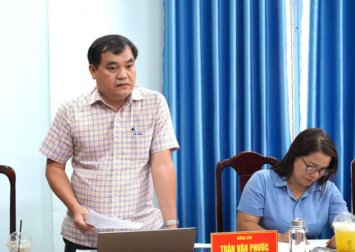 Phó Chủ tịch UBND xã Cuôr Đăng Trần Văn Phước báo cáo với Đoàn khảo sát