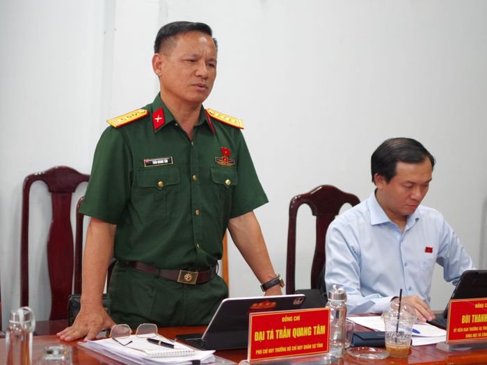 Đại biểu Trần Quang Tâm trao đổi tại buổi làm việc