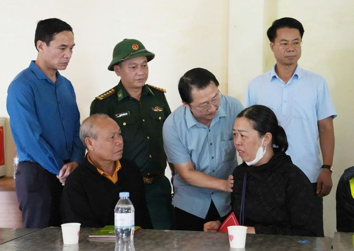 Phó Bí thư Tỉnh ủy, Trưởng Đoàn ĐBQH tỉnh Lai Châu Sùng A Hồ thăm hỏi, động viên các hộ gia đình bị thiệt hại do mưa lũ. Ảnh: TTDN