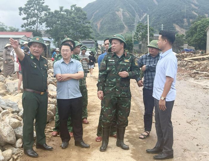 Đoàn công tác khảo sát tại thực địa. Ảnh: TTDN
